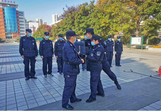 潤州保安公司組織江蘇省鎮(zhèn)江中學全體保安隊員進行保安器材使用訓練