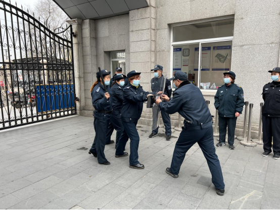 潤州保安公司組織鎮(zhèn)江崇實女子中學(xué)保安隊員進行隊列及防爆器械訓(xùn)練