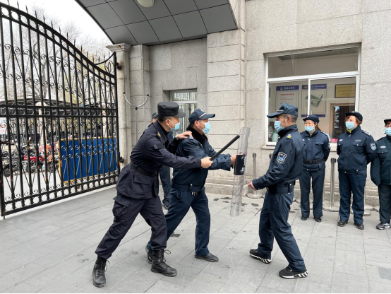 潤州保安公司組織鎮(zhèn)江崇實女子中學(xué)保安隊員進行隊列及防爆器械訓(xùn)練