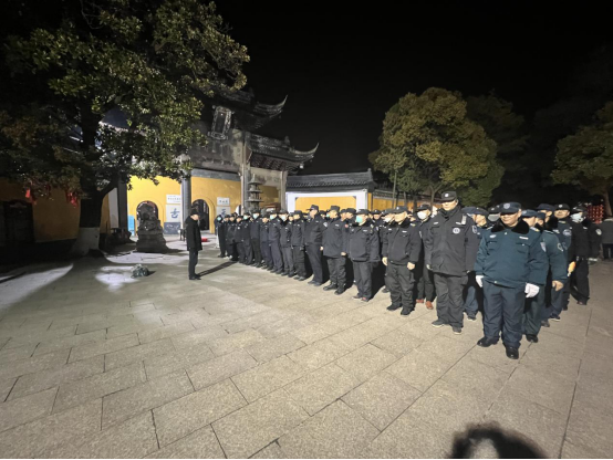 佛音陣陣辭舊歲，撞鐘起航迎新年